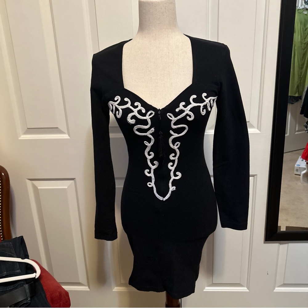 Peep Sweetheart neckline Bodycon mini dress with white trim | size Small